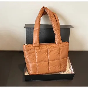 Borsa tote imbottita marrone trapuntata con spalline larghe e zip dorata in regalo