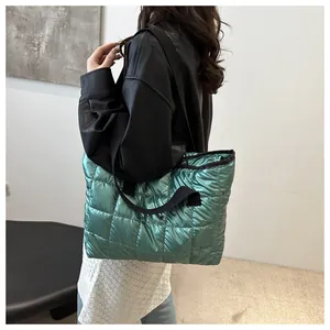 Détail du grand sac cabas matelassé vert émeraude avec finition brillante métallisée