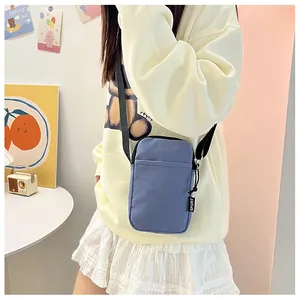 Blaue Cord-Handytasche als Umhängetasche an einem Model mit Sport-Gurtband