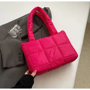 Dettaglio della borsa imbottita trapuntata rosa rosso con motivo a quadri grandi
