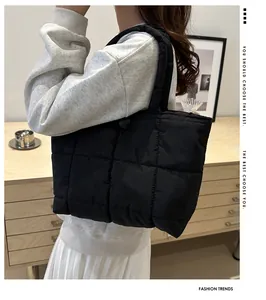 Détail de la texture du sac cabas matelassé noir et de sa poignée rembourrée souple