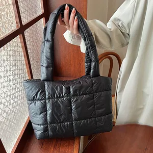 Elegante borsa tote trapuntata nera con finitura lucida e ampia tracolla imbottita