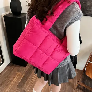 Borsa tote trapuntata rosa acceso a grande capacità con spalline imbottite