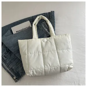 Détail du fourre-tout matelassé blanc en nylon rembourré avec fermeture à bouton-pression