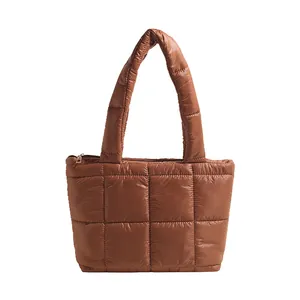 Borsa tote trapuntata marrone in piumino con manici larghi e morbida texture imbottita