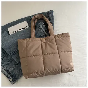 Gros plan d'un sac cabas rembourré marron en nylon matelassé avec texture moelleuse