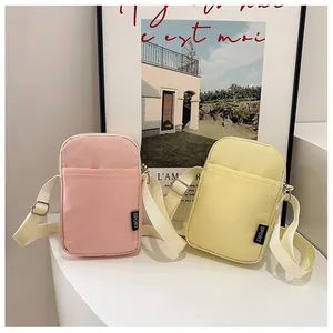 Nahaufnahme von Cord-Handytaschen mit Vordertasche und verstellbarem Nylon-Schultergurt