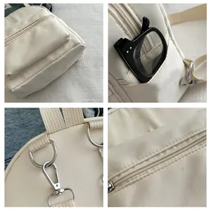 Detalles macro de la mini mochila crema impermeable con cremalleras y ganchos