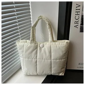 Détail du sac cabas matelassé à carreaux en blanc crème avec fermeture magnétique