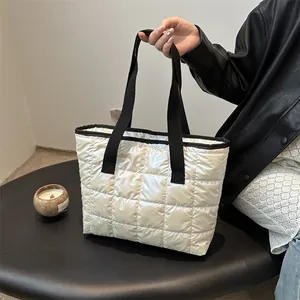 Sac fourre-tout matelassé blanc perle brillant avec poignées noires larges pour femmes