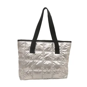 Sac fourre-tout argenté matelassé avec poignées noires pour un look mode automne-hiver