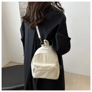 Detalle de la mini mochila crema con cremalleras suaves y correas ajustables