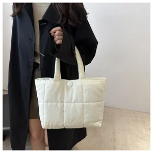 Détail du sac cabas rembourré blanc avec bouton rond et motif de losanges surpiqués