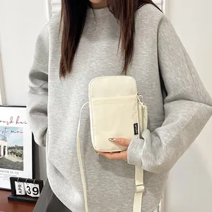Minimalistische beige Umhängetasche für Handys mit verstellbarem Gurt und Sport-Tag