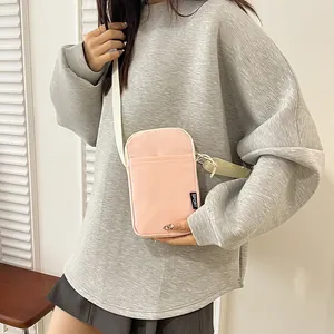 Rosafarbene Handy-Umhängetasche aus Nylon mit Sport-Label und verstellbarem Tragegurt