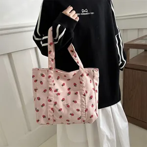 Roze corduroy shopper met aardbeienprint en voorvak voor dagelijks gebruik