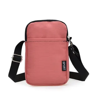 Mini-Umhängetasche aus rosafarbenem Nylon mit verstellbarem Gurt und Vordertasche