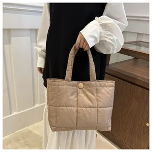 Sac fourre-tout satiné champagne avec fermeture à bouton et détails de matelassage chic