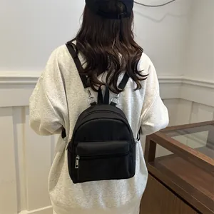 Mini mochila minimalista de nailon negro para mujer, ligera, impermeable y de estilo casual