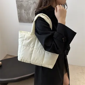 Sac fourre-tout matelassé beige pour femme avec poignées rembourrées au style décontracté