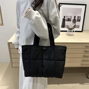 Grand sac fourre-tout matelassé noir en nylon pour le transport quotidien des femmes