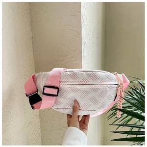 Detail der weißen gesteppten Brusttasche mit rosa gewebtem Gurt und Kunststoffschnalle