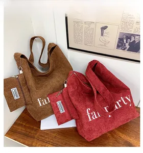 Detailansicht der Cord-Einkaufstaschen in Braun und Rot mit passenden Münztaschen und Textur
