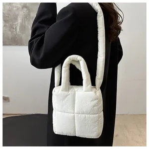Détail du sac fourre-tout matelassé blanc avec surpiqûres carrées et bandoulière