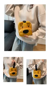 Detalle del lindo bolso de lona de perrito amarillo con orejas 3D y asa superior