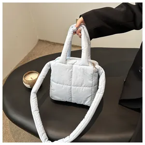 Sac à main matelassé bleu clair avec poignée et bandoulière, vue de dessus détaillée