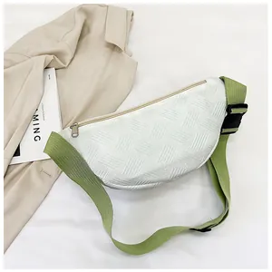 Detail der weißen gewebten Brusttasche mit verstellbarem grünem Nylonband und Metallzipper