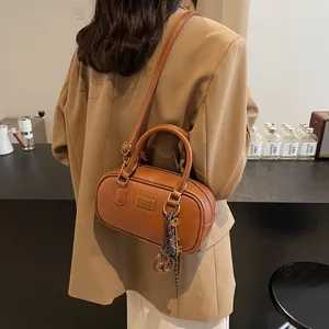 Retro Boston-Handtasche in Karamellbraun mit Lederstruktur und goldener Metallplatte