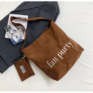Detaillierte Nahaufnahme von braunem Cord-Shopper-Set mit passender kleiner Tasche