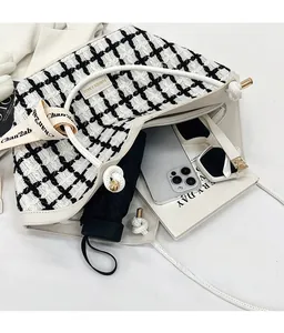 Detailansicht der großen karierten Strick-Tote-Bag mit Schirm, Handy und Sonnenbrille