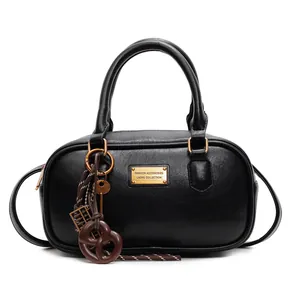 Elegante schwarze Retro-Bowlingtasche aus Leder mit Goldbeschlägen, Griff und Schultergurt