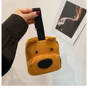 Detalle de una bolsa de almacenamiento amarilla con forma de oso y orejas en 3D