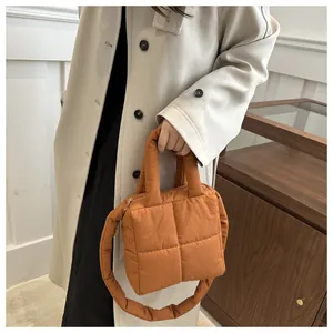 Détail du sac à main matelassé caramel avec texture bouffante et bandoulière