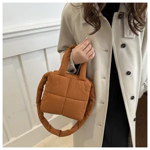 Vue détaillée du sac à main matelassé caramel avec bandoulière et poignée rembourrées