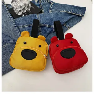 Primer plano de estuches de oso en nylon de alta densidad color rojo y amarillo