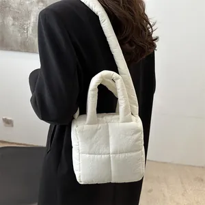 Sac fourre-tout matelassé blanc à bandoulière rembourrée au design minimaliste chic
