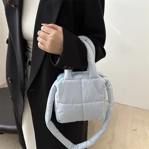 Sac à bandoulière matelassé bleu clair minimaliste avec texture rembourrée et fermeture