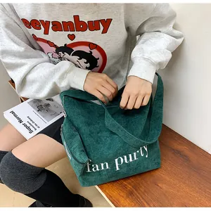 Nahaufnahme der dunkelgrünen Cord-Tasche mit Buchstabendruck und großer Kapazität Textur