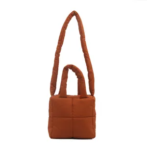 Sac matelassé en duvet caramel avec rembourrage doux et poignées cylindriques