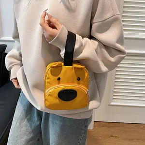 Bolso de mano de oso amarillo en nylon con orejas 3D y correa negra de alta resistencia