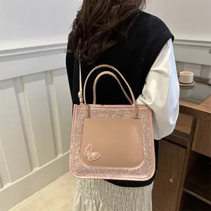 Sac fourre-tout en peluche rose avec broderie papillon et bandoulière réglable pour femme