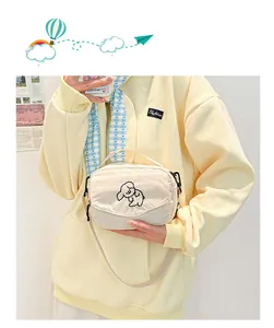 Detail van de schattige corduroy crossbody tas met geborduurde hond en verstelbare riem