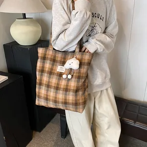 Grande borsa tote in tela scozzese marrone con ciondolo a nuvola soffice per l'autunno