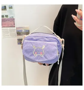 Détail du petit sac bandoulière en velours violet avec broderie animale mignonne