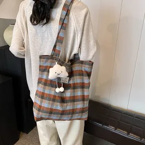 Grande borsa tote retrò a scacchi blu con ciondolo a nuvola di peluche bianco