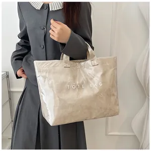Dettaglio della borsa tote in PVC trasparente impermeabile con texture carta Tyvek